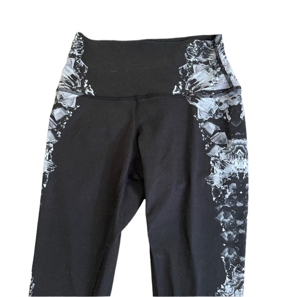 Alo Yoga High Waisted Floral Capri Leggings - Picture 8 of 9